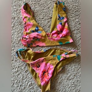 Billabong bikini, top and bottom set. Top small, bottom medium 🌺☀️🌴